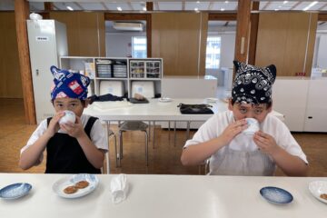 Grade 5: Learning to Serve Tea ５年生：お茶